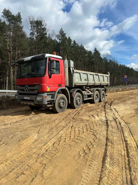 Usługi wywrotką 8x4 Mercedes Actros z profesjonalnym operatorem