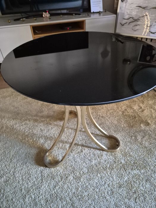 Mesa de vidro preta e dourada