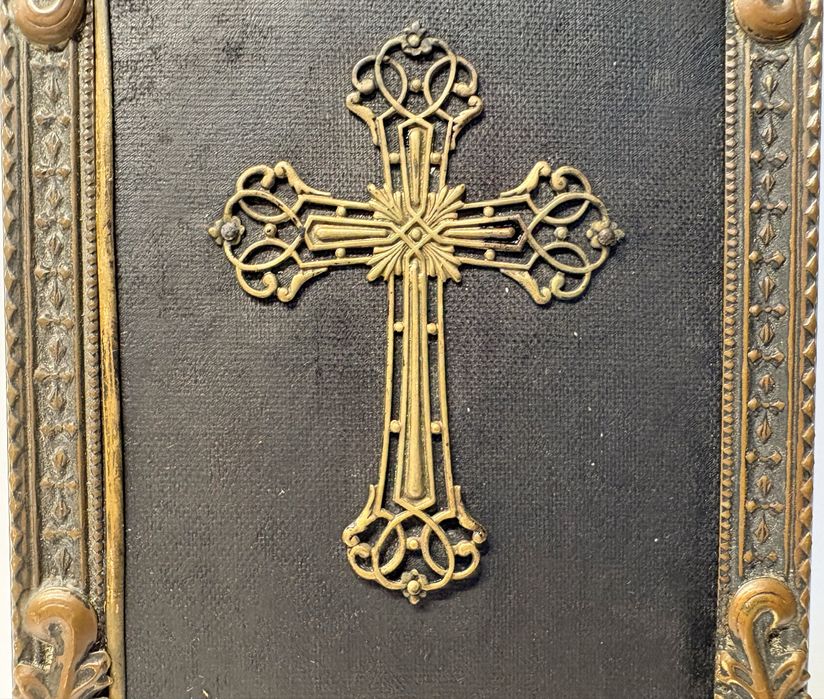 Antiga imagem de cruz filigrana em latão emoldurada
