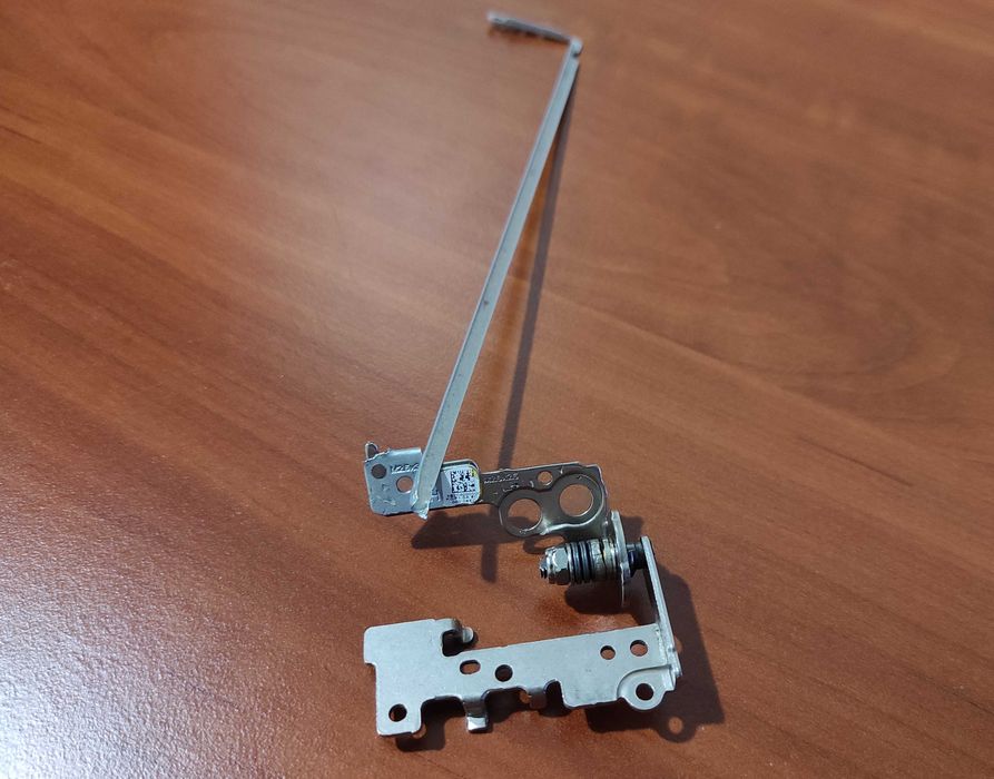 левая петля матрицы ноутбука HP 250 G6 / 255 G6 (надломана)