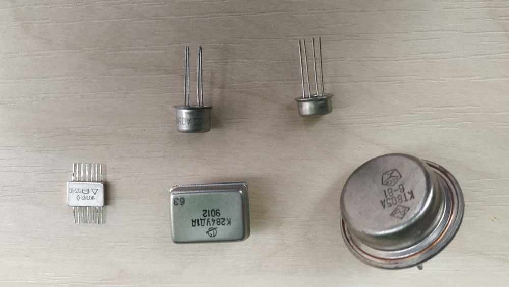 советские радиодетали  СП3-39А АОУ103А1  К284УД1А  КТ805А СССР