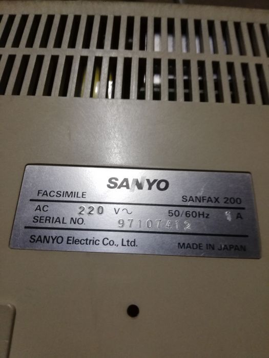 Fax antigo em estado novo.