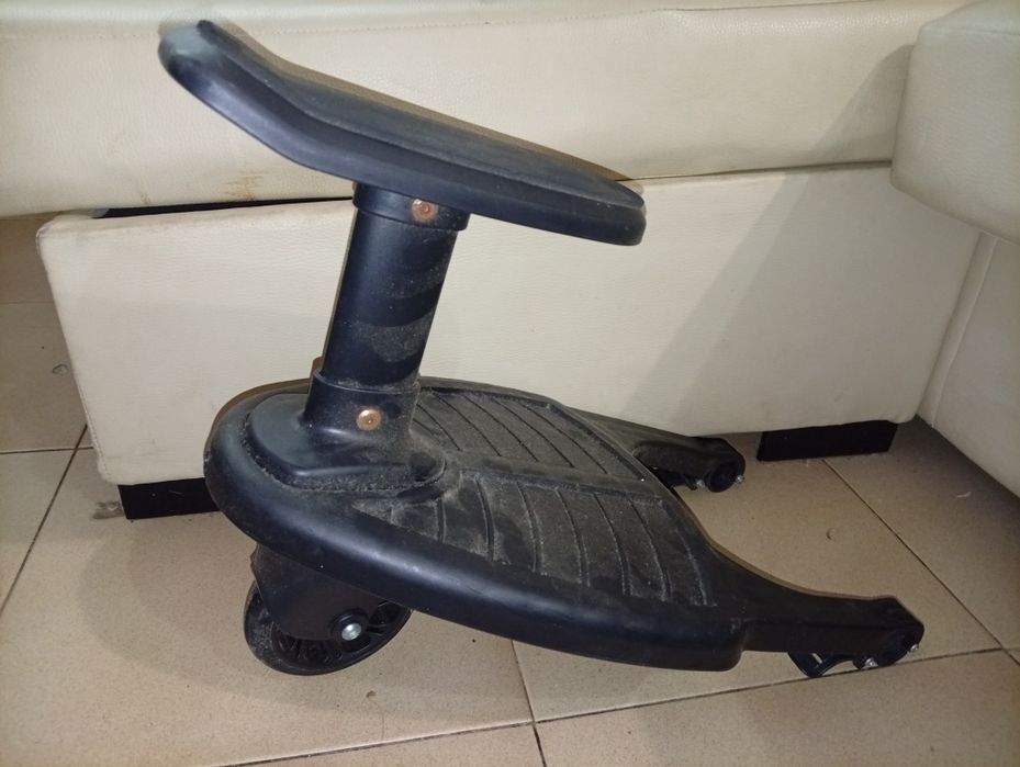 Andar atrás do carrinho de bebe