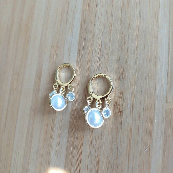 Brinco delicado com zircónias e pérolas  banhado a ouro no aço inoxidável antialérgico