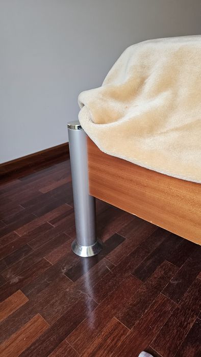 Cama de casal moderna com colchão 160x200 e 2 mesas de cabeceira