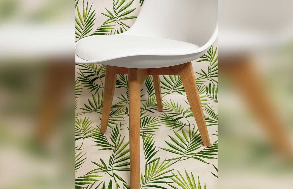 Надійний стілець білий для кухні на дерев'яних ніжках, Крісло кухонне