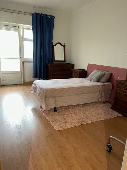 Quarto mobilado no Cacem perto estação comboios