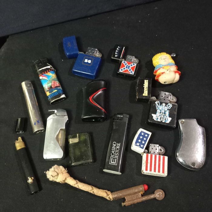 Conjunto de 13 isqueiros