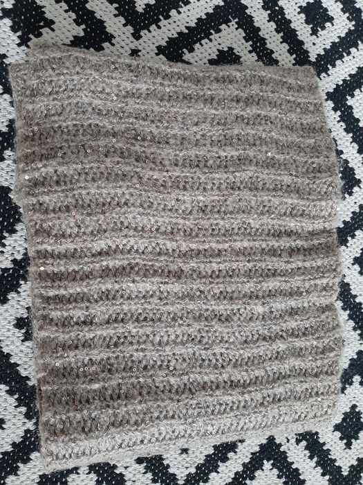 Beżowy komin ze złotymi cekinkami