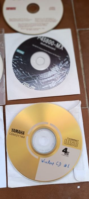 Vários CDs de softwares de programas e máquinas