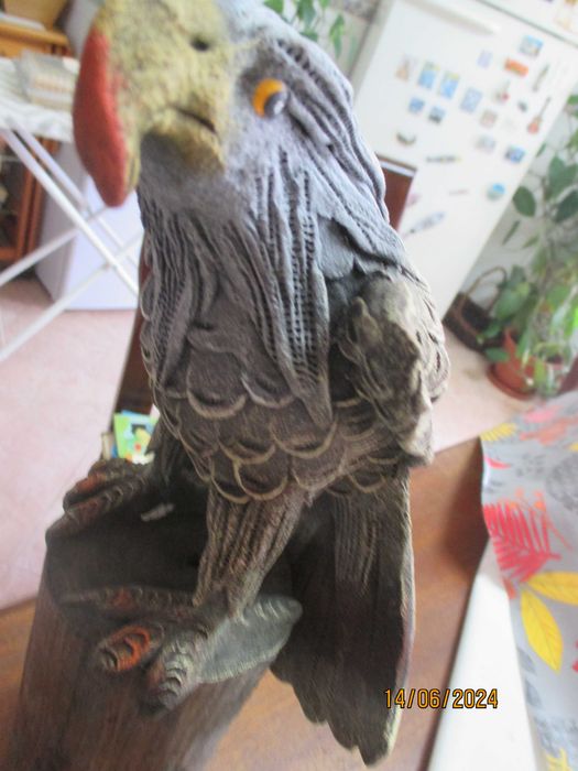 Àguia com pedestal em madeira