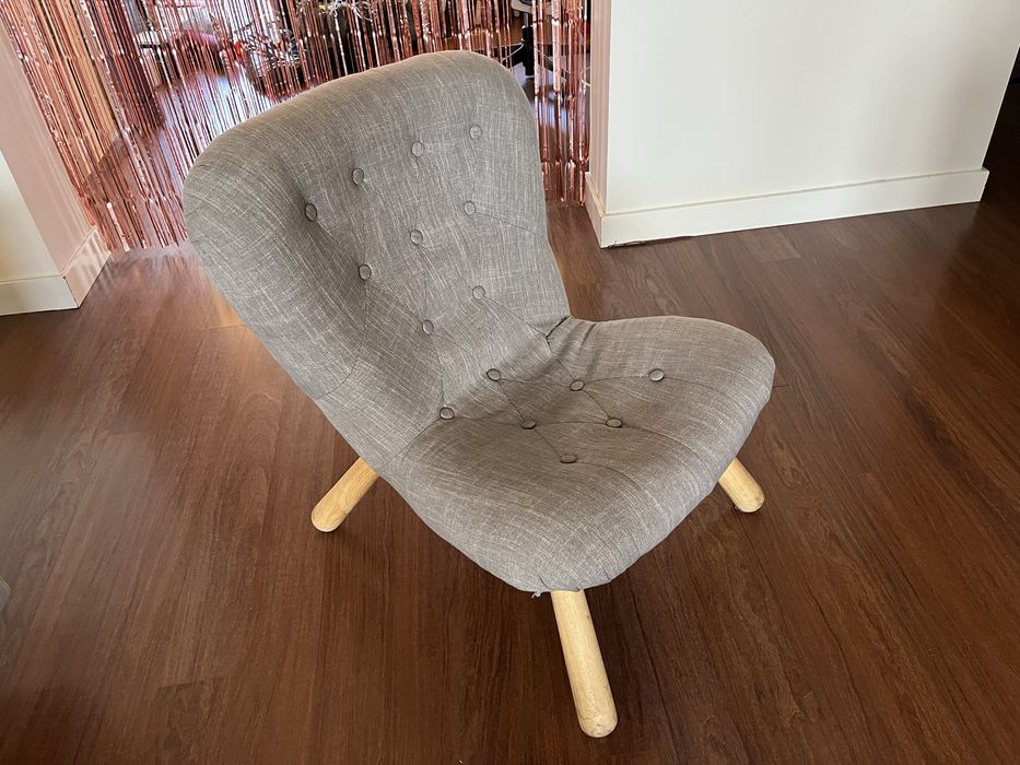 Cadeirão em tecido e madeira