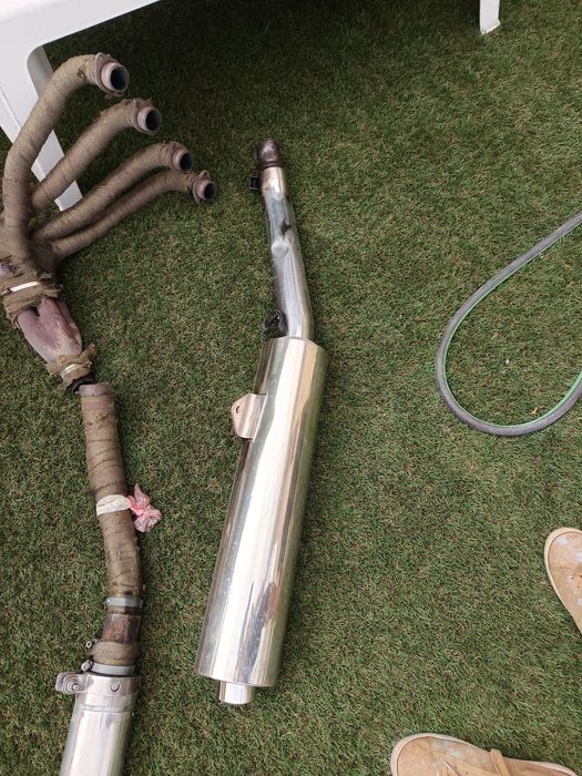 Escape e conectores 4 em 1 para Suzuki 1100 .