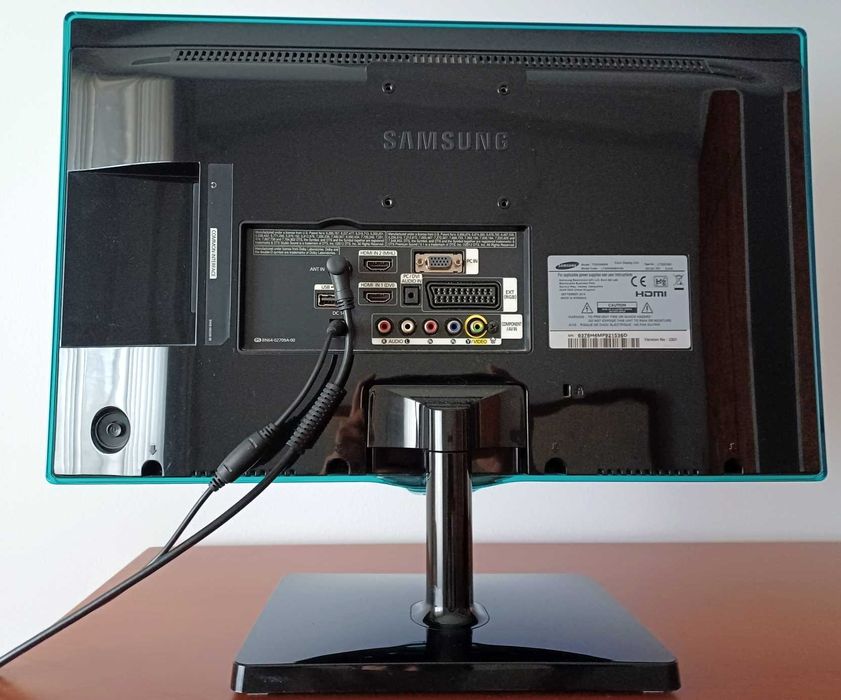 Televisão / Monitor Samsung com suporte de parede incluído.