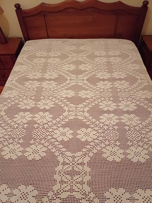 Colcha em crochet bordada à mão