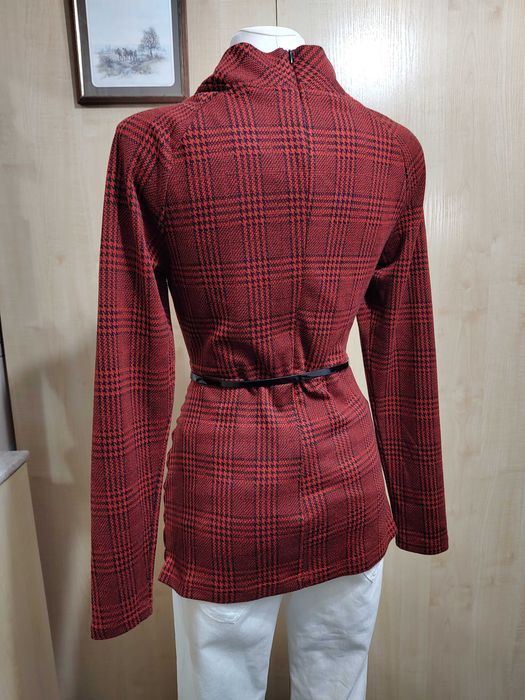 Elegancka bluzka z długim rękawem w czerwono czarną szkocką kratę