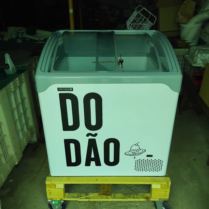 Congelador / Vitrine de Gelados Tefcold COMO NOVO – Ideal para Comércio / Mercados – Com Garantia