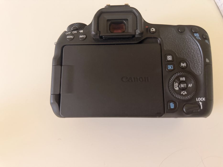 Фотоаппарат Canon 77D