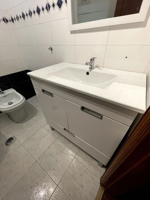 Móvel de Casa de Banho com Lavatório