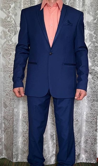 Чоловічий синій костюм