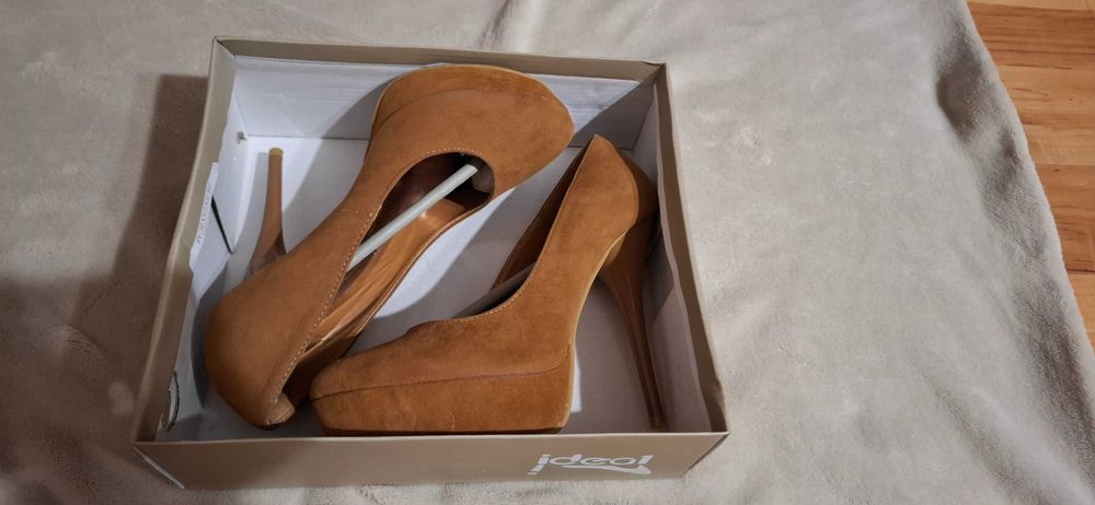 Piekne karmelowe szpilki na platformie