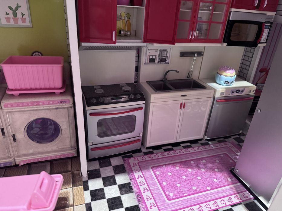 Ogromny domek dla lalek, Barbie z wyposażeniem