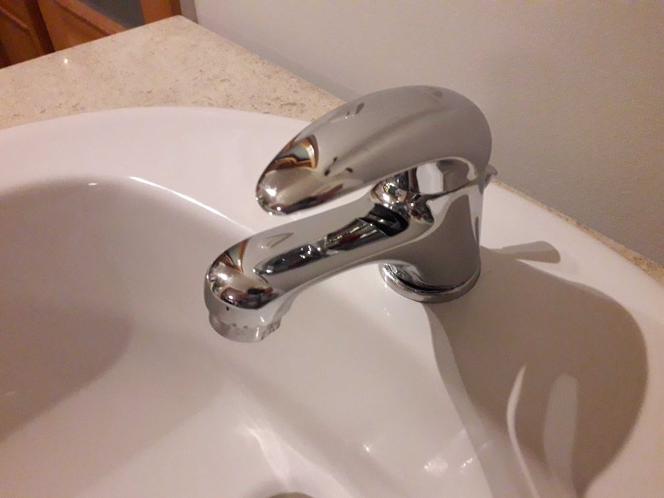 Móvel de casa de banho com pedra e lavatório