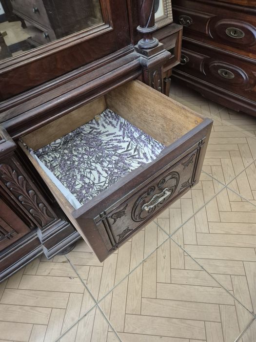 Roupeiro antigo estilo romântico