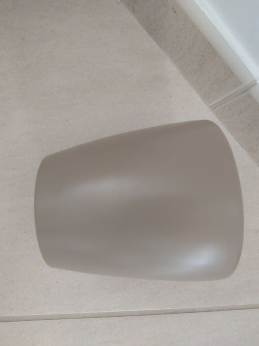 Vaso de cerâmica, cor beje, em ótimo estado.