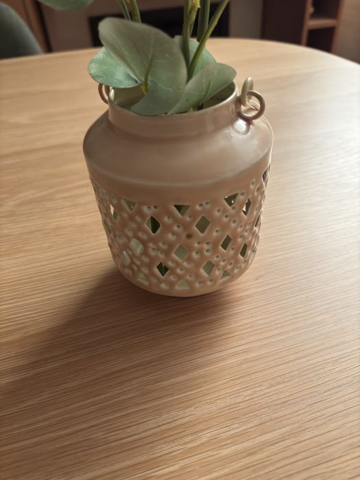 Decoração com flor ou porta-vela.