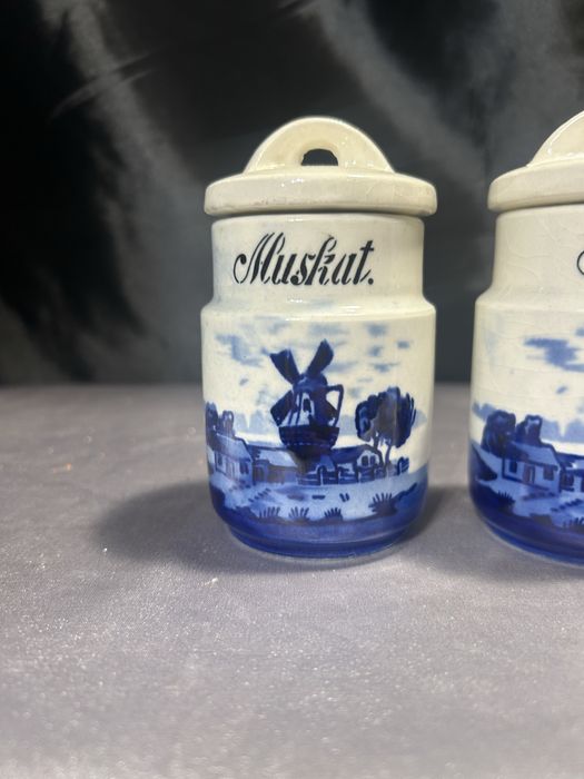 Zestaw czterech ceramicznych pojemników na przyprawy holenderski wzór