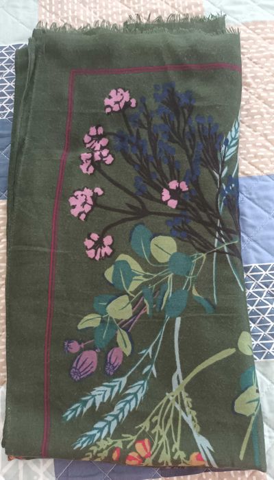 Echarpe florida com fundo verde