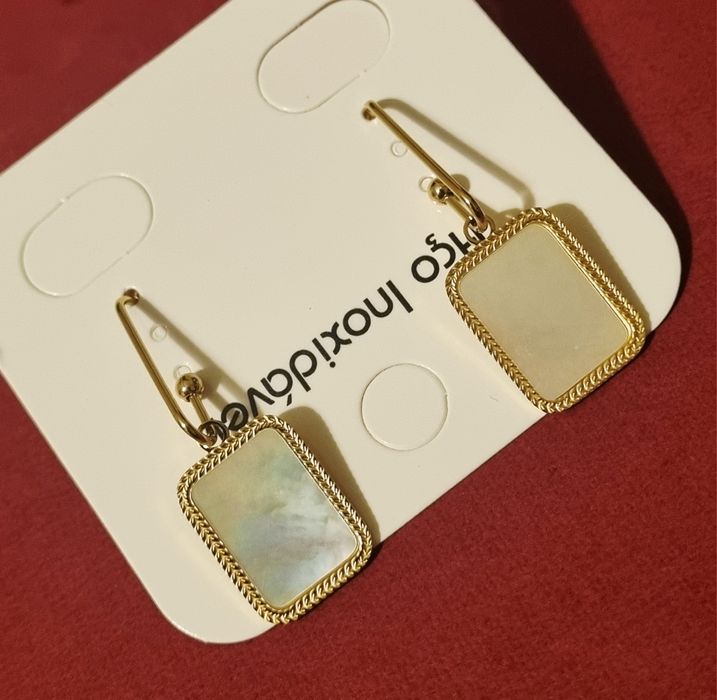 Brincos dourados, em aço, com madrepérola retangular.