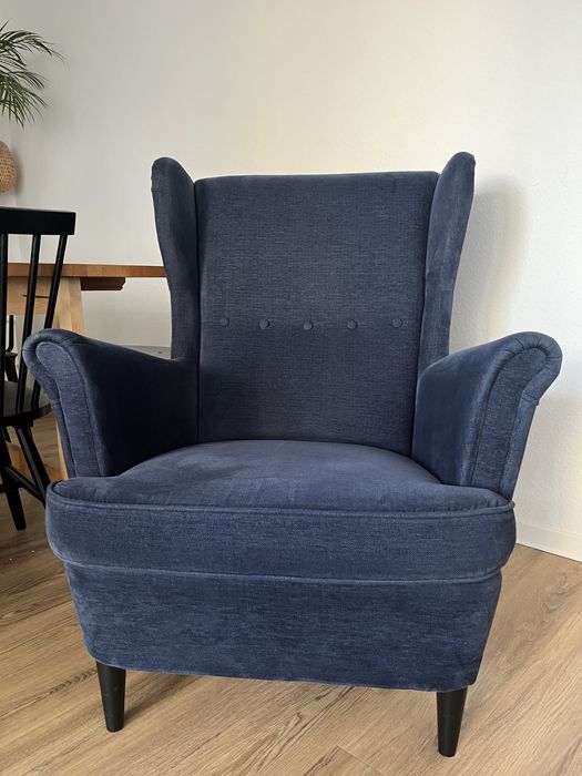 Fotel Ikea Strandmon granatowy niebieski uszak
