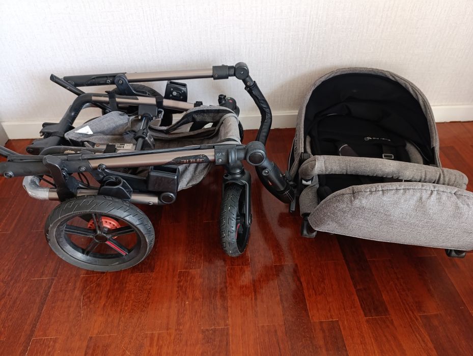 Carrinho de criança cinza