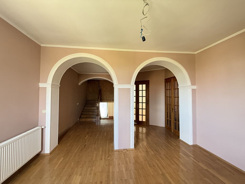 Продається просторий будинок