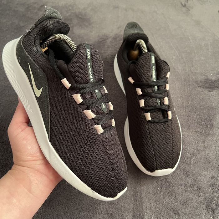 Жіночі кросівки Nike sportwear. P. 37,5.