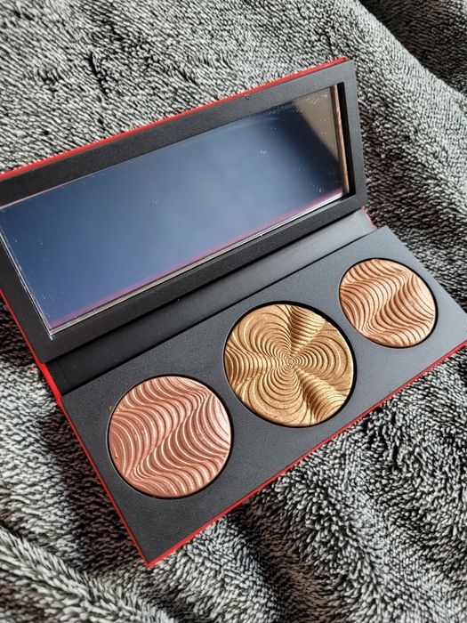 Paleta do makijażu MAC Step Bright Up rozświetlacze na prezent