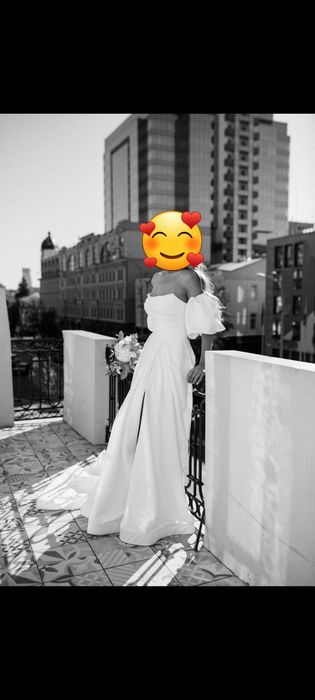 Шикарна весільна сукня зі шлейфом