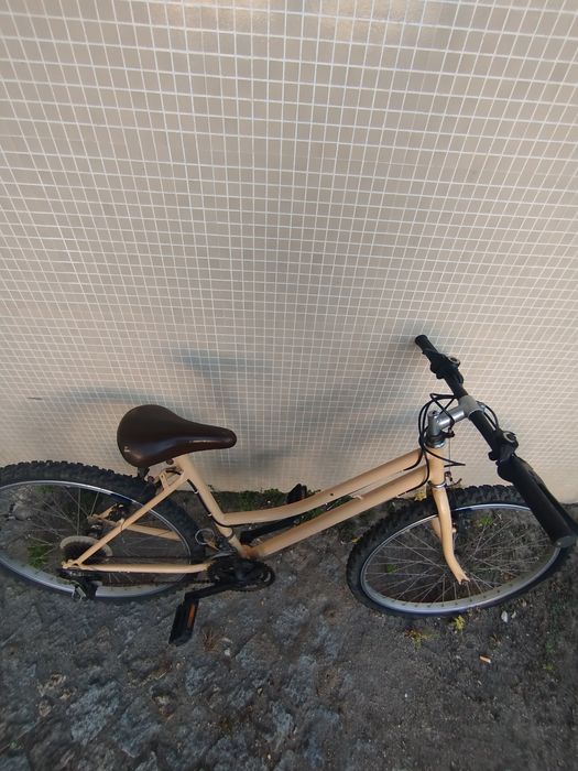 Bicicleta usada a andar bem