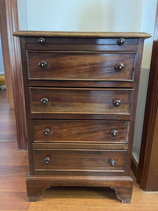 Movel pequeno em madeira