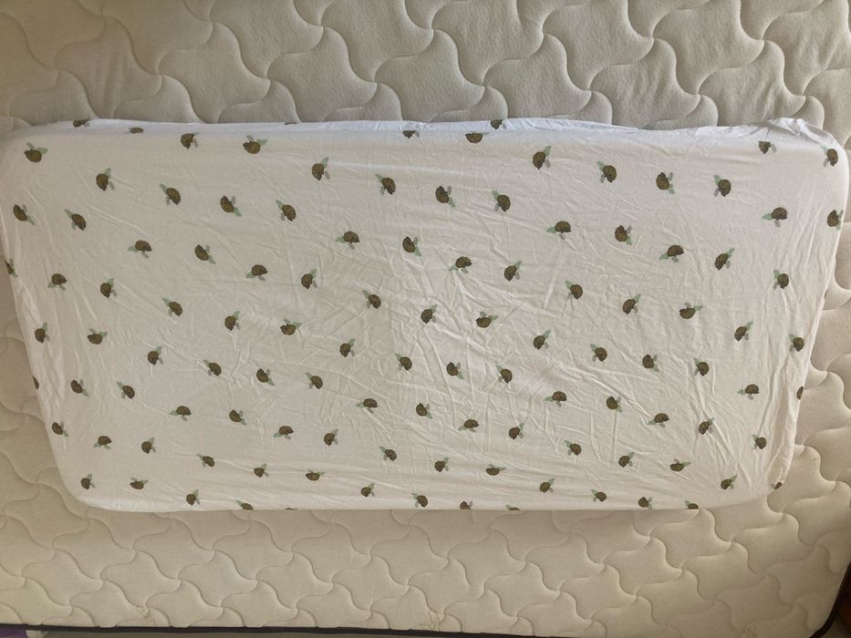 Conjunto como novo para berço: Colchão, lençóis e edredões