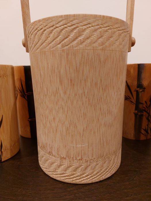 Copos e balde de gelo em bambu