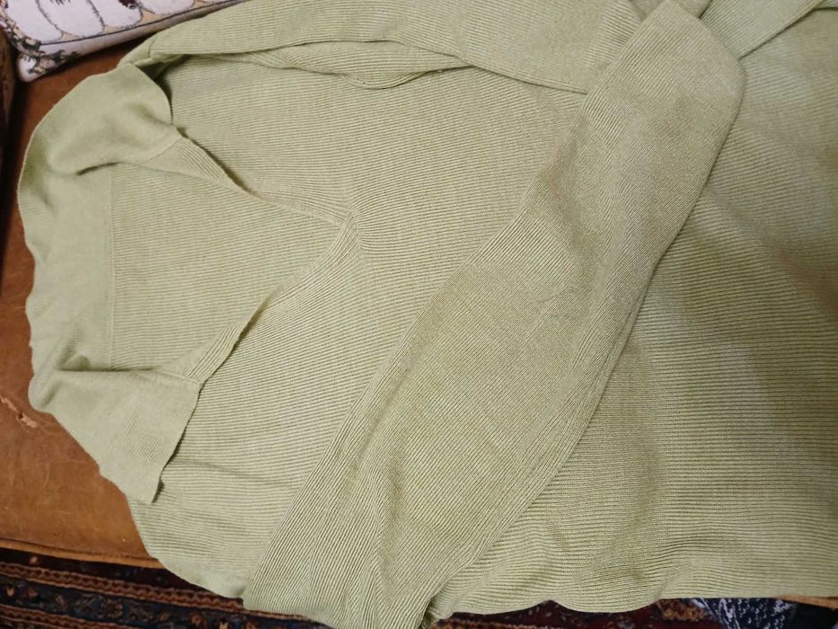 camisola de lã, verde azeitona claro.