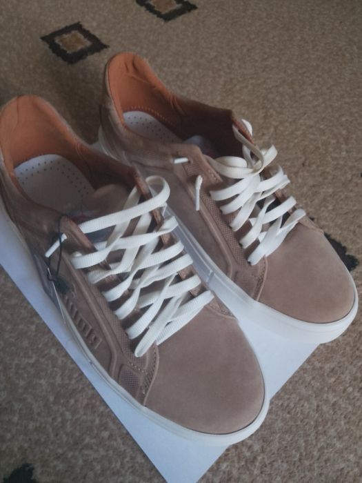 Продам кросівки нові