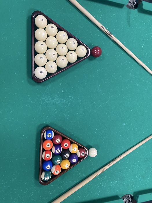 Більярдний стіл