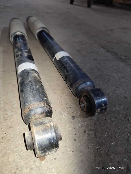 Амортизатор задний Nissan Leaf 13-17 в хор.состоянии