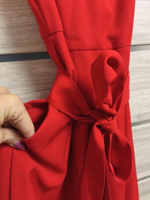 Чудове червоне вечірнє плаття