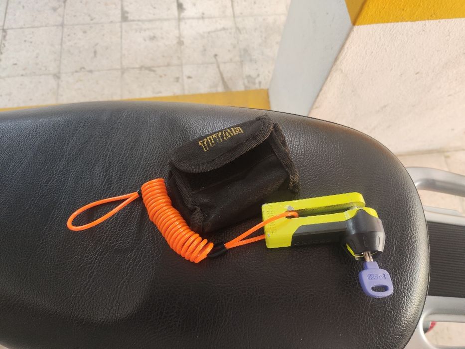 Cadeado e correia de mota