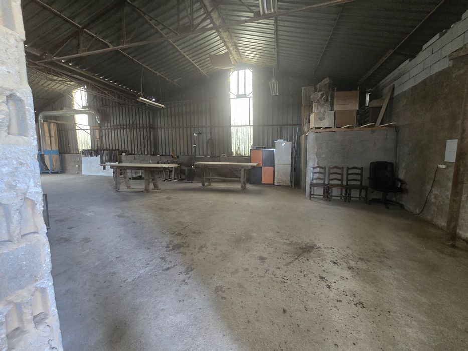 Arrenda-se Espaço Industrial / Fábrica de Móveis Equipada em Beire